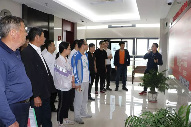 金年会 金字招牌党支部开展致敬七十年奋进新时代主题党日活动（图3）
