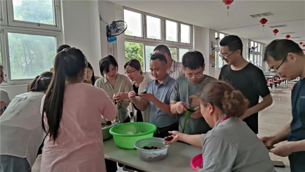 2021年金年会 金字招牌端午节包粽子活动（图3）