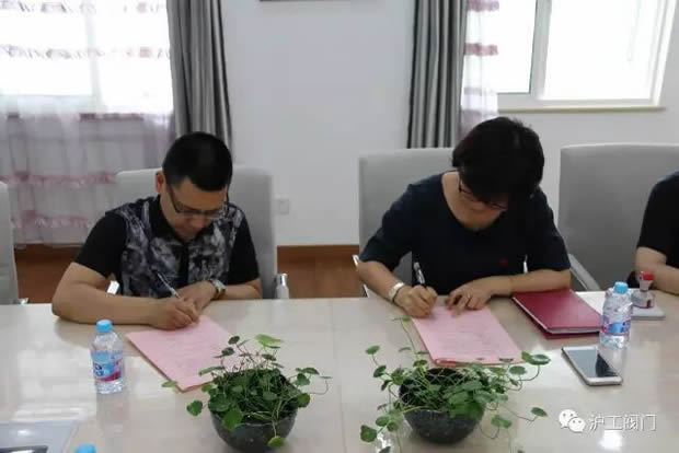 金年会 金字招牌党支部书记与华亭镇幼儿园党支部书记签订党建结对共建协议书
